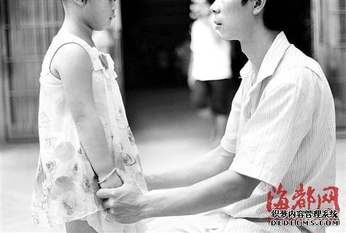 孩子患上这怪病,父母带着她四处寻医,但都不奏效,让一家人很忧愁 孩子患上这怪病,父母带着她四处寻医,但都不奏效,让一家人很忧愁