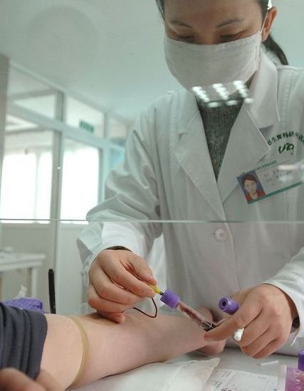 ͼΪһλĸ�׽��ܳ�Ѫ