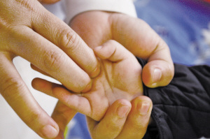 咳喘穴:点按食指与中指,中指与无名指中间。 咳喘穴:点按食指与中指,中指与无名指中间。