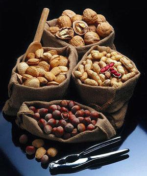 适当吃些坚果有利身体生长发育