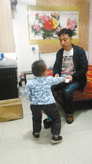 手术后,害怕摩擦伤口,小涵涵还不能两腿直立行走 手术后,害怕摩擦伤口,小涵涵还不能两腿直立行走