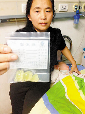 妈妈拿着从儿子体内取出的泡大珠 妈妈拿着从儿子体内取出的泡大珠