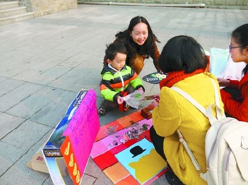 母子俩正在向顾客介绍。受访者供图 母子俩正在向顾客介绍。受访者供图