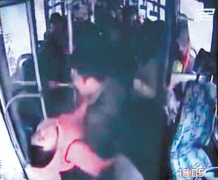 车到医院门口后,一名乘客抱着晕倒的孕妇下车并送进医院。(车内监控截图) 车到医院门口后,一名乘客抱着晕倒的孕妇下车并送进医院。(车内监控截图)