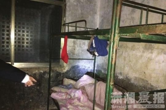 桂阳县欧阳海镇中心完小,小斌(化名)床位的上铺铁架上挂着红领巾。图/受访者提供 桂阳县欧阳海镇中心完小,小斌(化名)床位的上铺铁架上挂着红领巾。图/受访者提供