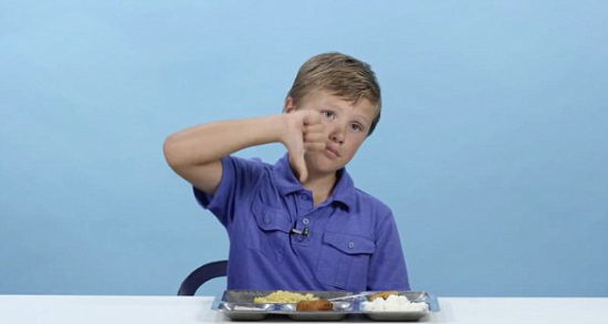 这个几乎对所有食物都不满意的男孩却特别中意阿富汗的高能饼干。(网页截图) 这个几乎对所有食物都不满意的男孩却特别中意阿富汗的高能饼干。(网页截图)