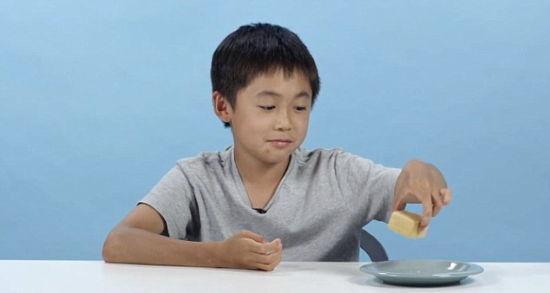 一个男孩说将来要去阿富汗去吃这么好吃的饼干。(网页截图) 一个男孩说将来要去阿富汗去吃这么好吃的饼干。(网页截图)