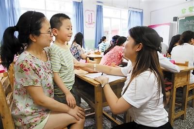 昨日,南岸区珊瑚实验小学,班主任向新学生了解情况。 重庆晨报记者 苑铁力 摄 昨日,南岸区珊瑚实验小学,班主任向新学生了解情况。 重庆晨报记者 苑铁力 摄