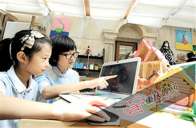 何悦尔和助教姐姐一起展示她们创作的动画、手稿、模型等。 记者 杨新宇 摄 何悦尔和助教姐姐一起展示她们创作的动画、手稿、模型等。 记者 杨新宇 摄