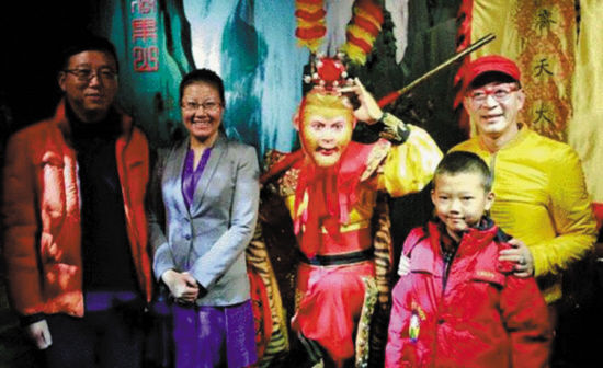 六小龄童(右一)出席《斗战胜佛》发布会 六小龄童(右一)出席《斗战胜佛》发布会