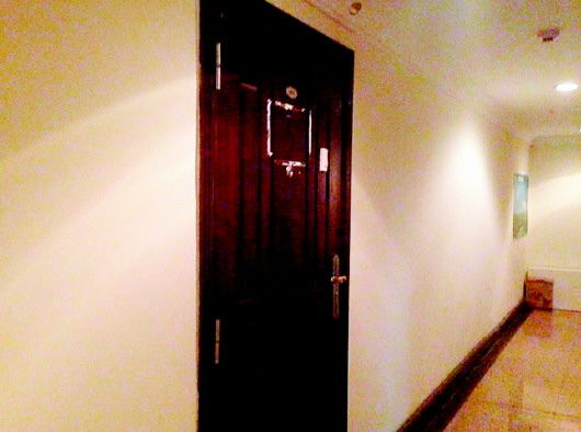 郝某工作室上的行医门牌也被揭下来。齐鲁晚报记者 刘腾腾 郝某工作室上的行医门牌也被揭下来。齐鲁晚报记者 刘腾腾