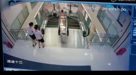 就在女子刚下电梯,右脚触地的瞬间,她踩到的电梯踏板陷了下去。 就在女子刚下电梯,右脚触地的瞬间,她踩到的电梯踏板陷了下去。