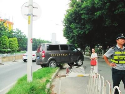 女司机站在车子旁边 女司机站在车子旁边