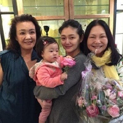 大S抱女儿与婆婆张兰(左一)徐妈妈(右一)合影 大S抱女儿与婆婆张兰(左一)徐妈妈(右一)合影