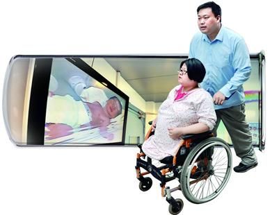 图为:何守奎通过监控视频看着刚出生的儿子 楚天都市报记者魏铼摄 图为:何守奎通过监控视频看着刚出生的儿子 楚天都市报记者魏铼摄
