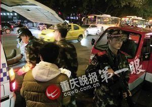 武警官兵将母子送上急救车 武警官兵将母子送上急救车