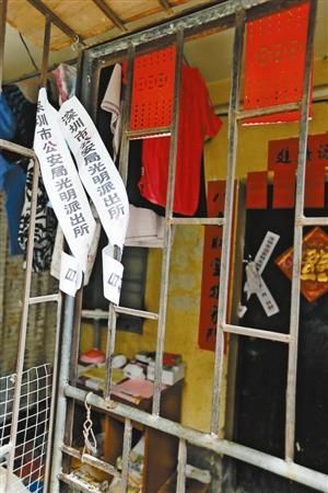 警方在徐某辉家门口贴上封条。 警方在徐某辉家门口贴上封条。
