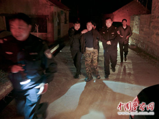 3月25日,民警抓获贩卖婴儿的买主。人民公安报、中国警察网记者陈路坤 摄 3月25日,民警抓获贩卖婴儿的买主。人民公安报、中国警察网记者陈路坤 摄