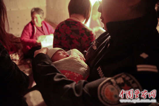 3月25日,民警解救被拐卖婴儿。人民公安报、中国警察网记者陈路坤 摄 3月25日,民警解救被拐卖婴儿。人民公安报、中国警察网记者陈路坤 摄
