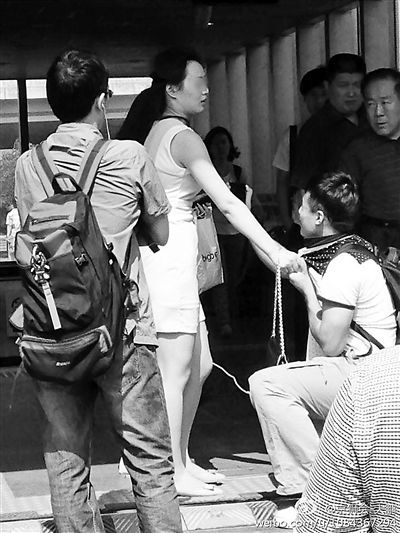 男子地铁中偷拍女乘客被抓跪地求饶 男子地铁中偷拍女乘客被抓跪地求饶