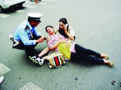 女子给摔倒孕妇当靠垫 女子给摔倒孕妇当靠垫