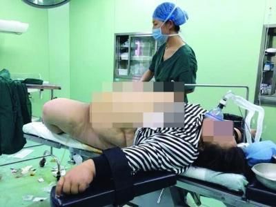 医生在为孕妇做术前准备。 梁中亚 摄 医生在为孕妇做术前准备。 梁中亚 摄