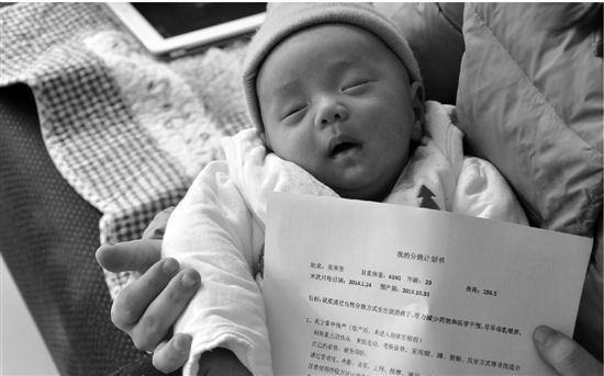 吴女士的宝宝能吃会睡,很健康。 吴女士的宝宝能吃会睡,很健康。
