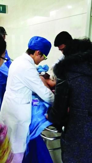医院手推车变身产床 医院手推车变身产床