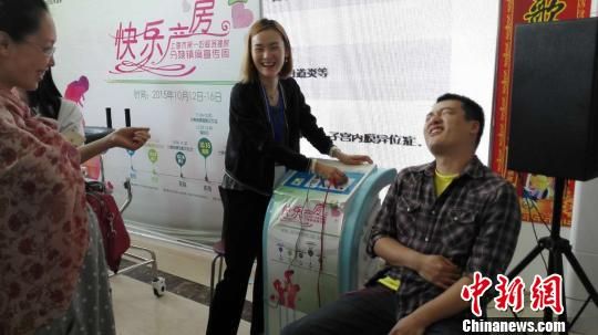 在医院大厅里,一位男士“勇敢”体验分娩痛楚,最终面露痛苦。 陈静 摄 在医院大厅里,一位男士“勇敢”体验分娩痛楚,最终面露痛苦。 陈静 摄