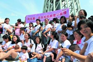 妈妈们在广州塔下给各自的宝宝喂奶。 妈妈们在广州塔下给各自的宝宝喂奶。