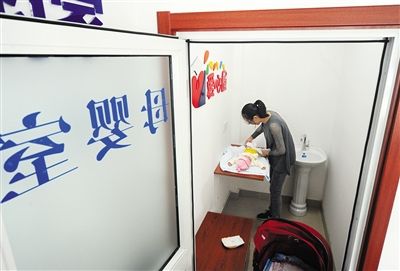 妈妈在出差期间应坚持每天挤奶,有助于保持奶量。有条件的话,挤出的奶可以保存起来,带回家给宝宝喝。图/CFP 妈妈在出差期间应坚持每天挤奶,有助于保持奶量。有条件的话,挤出的奶可以保存起来,带回家给宝宝喝。图/CFP