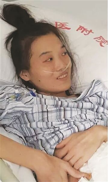 从前的李欣琪110斤(左图),两年经历7次手术后体重降到60斤。 从前的李欣琪110斤(左图),两年经历7次手术后体重降到60斤。