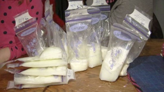 年轻母亲出售多余奶水每月可获得1200美元的额外收入。 年轻母亲出售多余奶水每月可获得1200美元的额外收入。