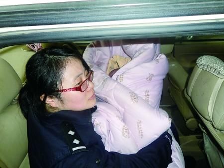 女民警抱着孩子 通讯员 杨国黎 记者 张路桥 摄 女民警抱着孩子 通讯员 杨国黎 记者 张路桥 摄