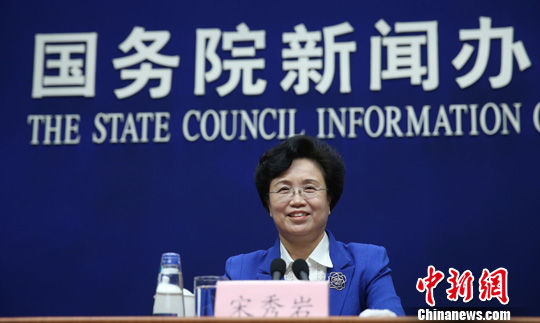 9月22日,国务院新闻办公室发表《中国性别平等与妇女发展》白皮书,举行新闻发布会,国务院妇女儿童工作委员会副主任、全国妇联副主席、书记处第一书记宋秀岩,全国妇联副主席、书记处书记焦扬介绍中国的性别平等与妇女发展情况,并答记者问。 中新社发 杨可佳 摄 9月22日,国务院新闻办公室发表《中国性别平等与妇女发展》白皮书,举行新闻发布会,国务院妇女儿童工作委员会副主任、全国妇联副主席、书记处第一书记宋秀岩,全国妇联副主席、书记处书记焦扬介绍中国的性别平等与妇女发展情况,并答记者问。 中新社发 杨可佳 摄