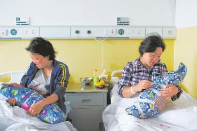 8月5日,在鲁甸县人民医院,常臣淑(右)和李世琼抱着刚出生不久的孩子。新华社发 8月5日,在鲁甸县人民医院,常臣淑(右)和李世琼抱着刚出生不久的孩子。新华社发