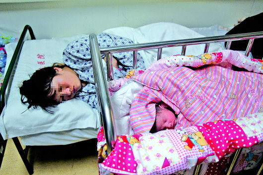 产妇张女士侧躺着闭目休息,目前母女俩身体健康。 本报见习记者 李阳 摄 产妇张女士侧躺着闭目休息,目前母女俩身体健康。 本报见习记者 李阳 摄