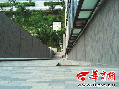 昨日上午,西安城北文景小区西区,一个婴儿从11楼楼梯间的窗户坠下 华商报记者 张喆 摄 昨日上午,西安城北文景小区西区,一个婴儿从11楼楼梯间的窗户坠下 华商报记者 张喆 摄