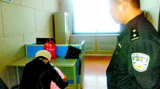 刘某(左)抱着被解救的儿子。小图为薛某。 本报记者 苏洪印 摄 刘某(左)抱着被解救的儿子。小图为薛某。 本报记者 苏洪印 摄