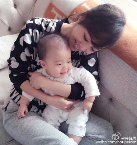 侯佩岑抱儿子出镜母爱爆棚 侯佩岑抱儿子出镜母爱爆棚