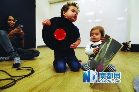 1岁半以后,孩子的音乐敏感期会到来。 1岁半以后,孩子的音乐敏感期会到来。