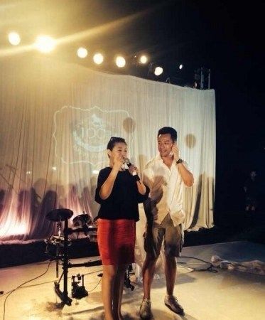 图 女儿百日宴上大S水桶腰示人 图 女儿百日宴上大S水桶腰示人