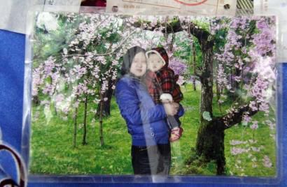 曹某与第一个孩子。 曹某与第一个孩子。