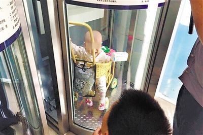 男子想让柜员机暂时“保护”11个月大宝宝,不料机器自动反锁,银行紧急断电救人 男子想让柜员机暂时“保护”11个月大宝宝,不料机器自动反锁,银行紧急断电救人