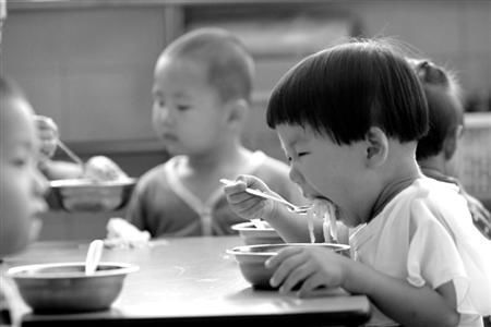 儿童时期的营养是一生健康的基础,好坏决定了人一生的健康。/CFP 儿童时期的营养是一生健康的基础,好坏决定了人一生的健康。/CFP