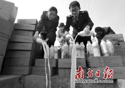 检验检疫人员正在销毁不合格进口乳品。新华社发 检验检疫人员正在销毁不合格进口乳品。新华社发