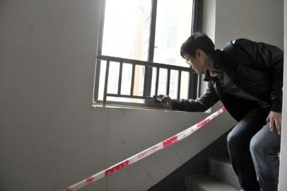 15楼楼梯窗户栏杆很矮,小朋友可以轻易翻越上去。 15楼楼梯窗户栏杆很矮,小朋友可以轻易翻越上去。