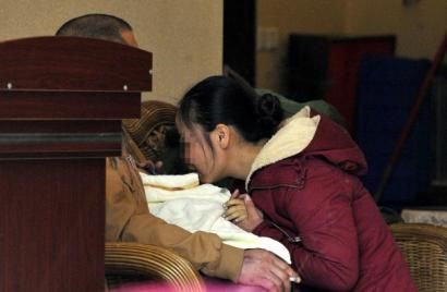1月27日,成都市华林小区,妈妈紧握着睿睿的小手,不愿相信他已经离开。 1月27日,成都市华林小区,妈妈紧握着睿睿的小手,不愿相信他已经离开。