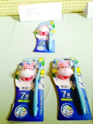 江苏省质监局展示抽查的不合格儿童牙刷 现代快报记者 赵书伶 摄 江苏省质监局展示抽查的不合格儿童牙刷 现代快报记者 赵书伶 摄