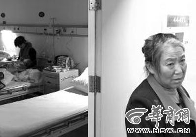 手术后妍妍躺在妈妈怀里,病房外的奶奶伤心内疚 华商报记者 黄利健 摄 手术后妍妍躺在妈妈怀里,病房外的奶奶伤心内疚 华商报记者 黄利健 摄
